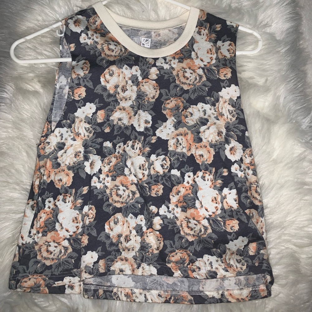 NWOT Noelle Floral Cropped Tank